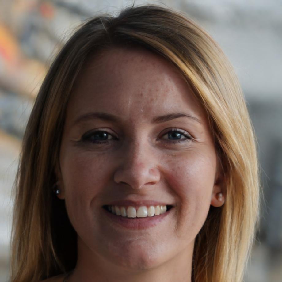 María González, instructora experta en finanzas
